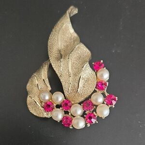 Vintage Coro Signed Elegant Gold and Pink Brooch with Pearls